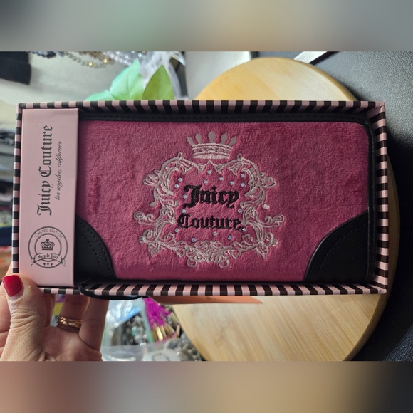 Juicy Couture Exclusive Heritage Large Velour Zip Wallet in Raspberry - Picture 2 of 7